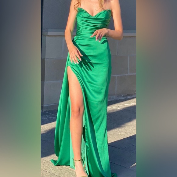 Dresses & Skirts - Emerald green dress.